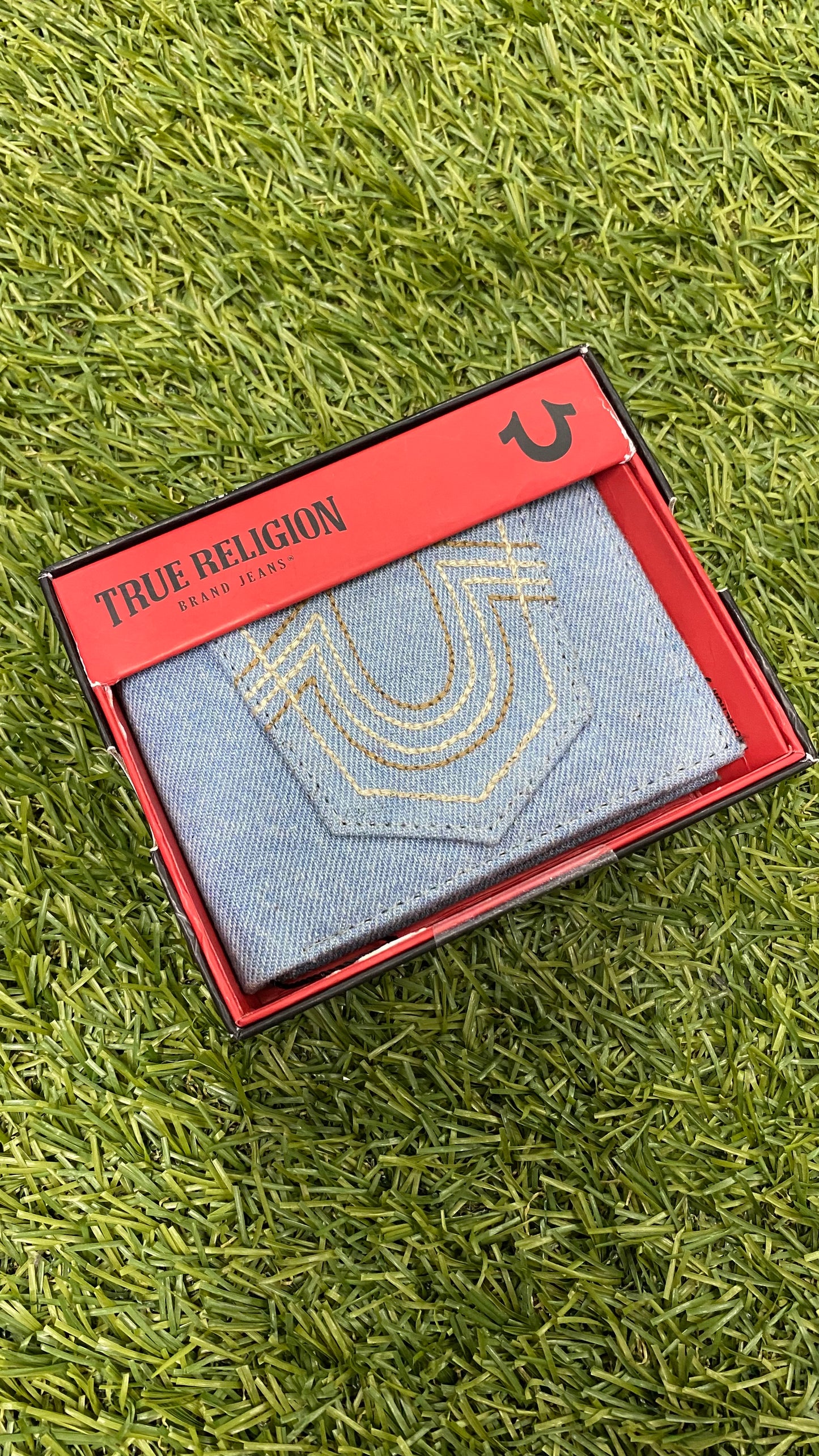 Cartera True Religión “Textura de Mezclilla”