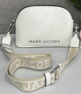 Marc Jacobs blanca.