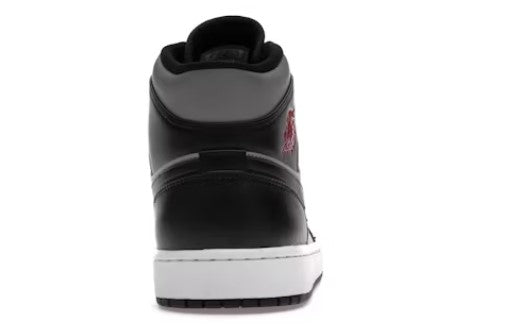 Jordan 1 Mid en Rojo y Oscuro.